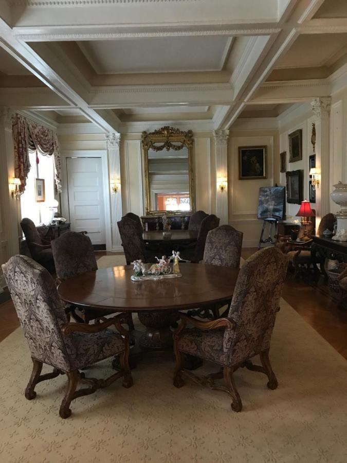 Burke Mansion Bed and breakfast