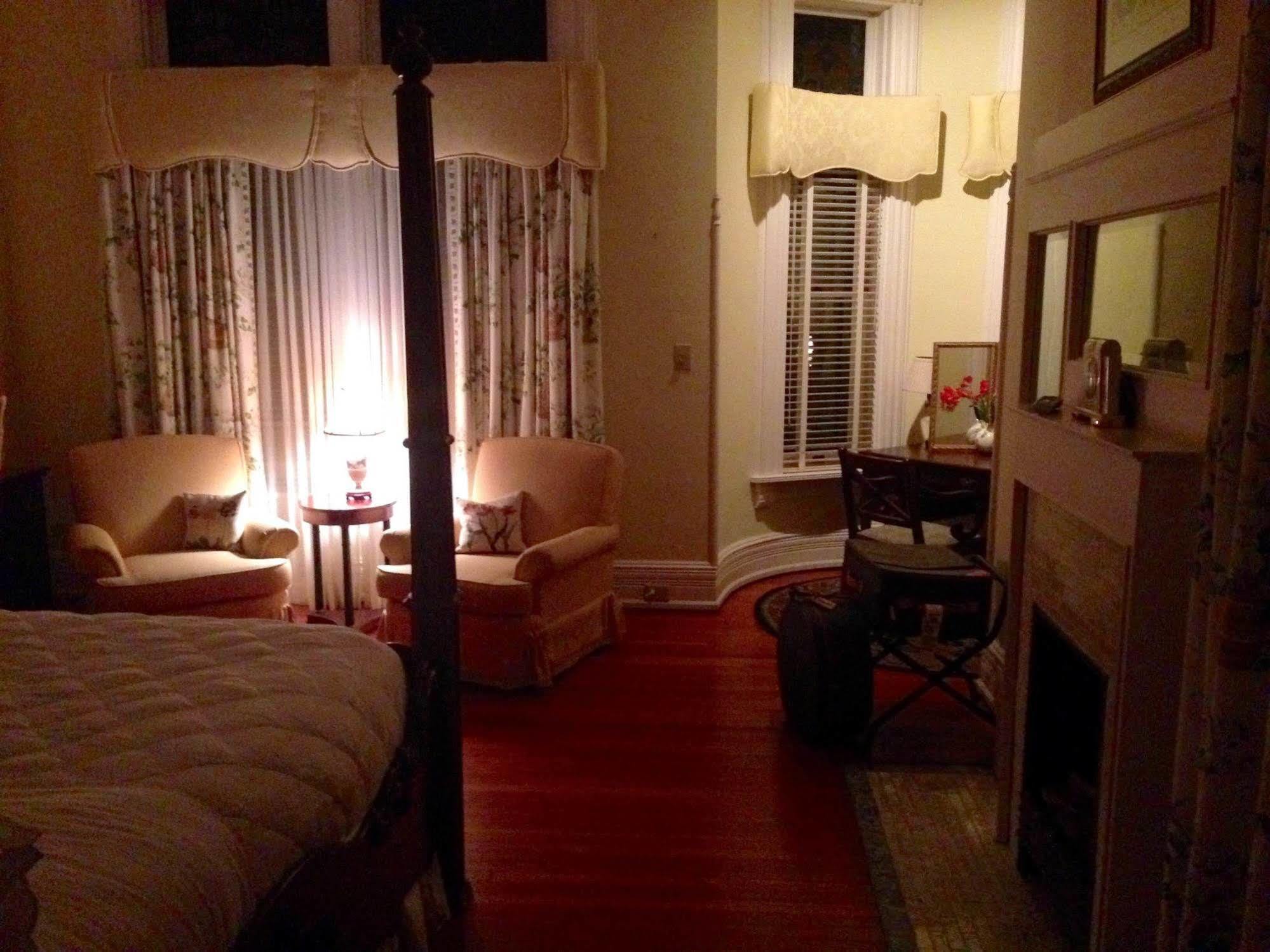 Burke Mansion Bed and breakfast