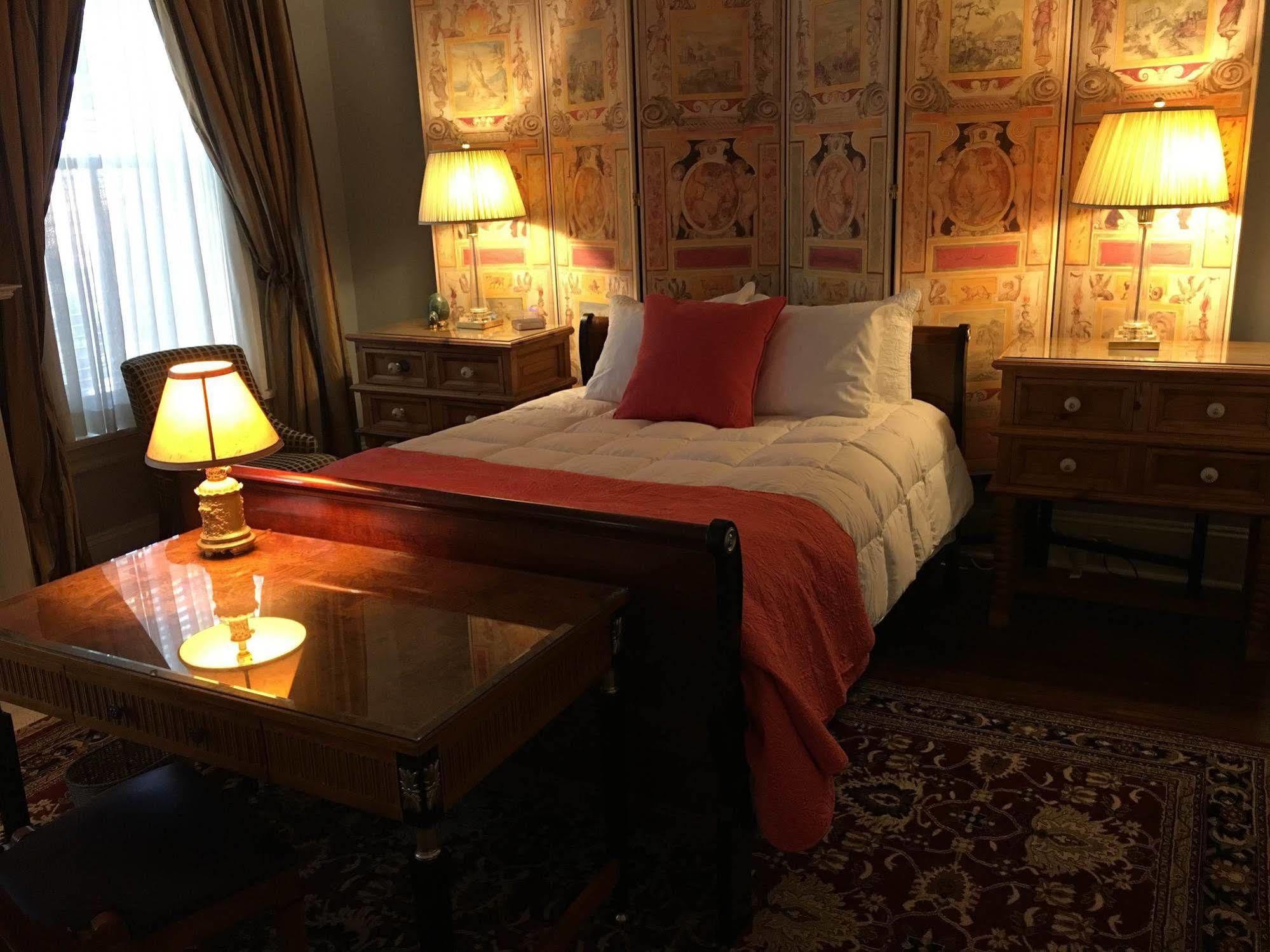 Burke Mansion 4*